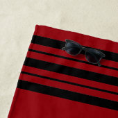 Sangria Red met zwarte stripes en monogram Strandlaken (In situ)