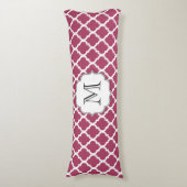 Sangria Red Moroccan Tegel met monogram Lichaamskussen (Voorkant Verticaal)
