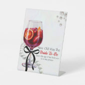 Sangria & Sass: "Raad de leeftijd van de bruid" Reclamebord Met Voetstuk (Voorkant)