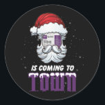 Sani doek komt naar de stad Merry Christmas verple Ronde Sticker<br><div class="desc">Show je trots als verpleegster met dit T-shirt! Het maken van het een geweldige gespreksstart onder collega's en patiënten. Dit T-shirt is ook een geweldig cadeau-idee voor je medeverpleegkundigen, verpleegstudenten of iedereen in het medische veld. Dit shirt heeft een leuk en uniek ontwerp waarmee je onze liefde voor je beroep...</div>