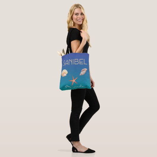 Sanibel met schelpen op blauw en aangepaste naam tote bag (Op model)