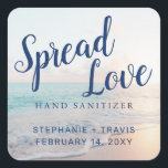 Sanitizer Beach Wedding Favor Spread Love Vierkante Sticker<br><div class="desc">Beach Wedding Hand Sanitizer Square Labels voor een strandbruiloft met een prachtige strandzonsondergang of zonsopgang en een bewerkbare blauwhelmtekst met "Spread Love" op maat van de naam van het paar en de trouwdatum,  perfect als trouwbonborden en welkomstbonbons of stickers.</div>