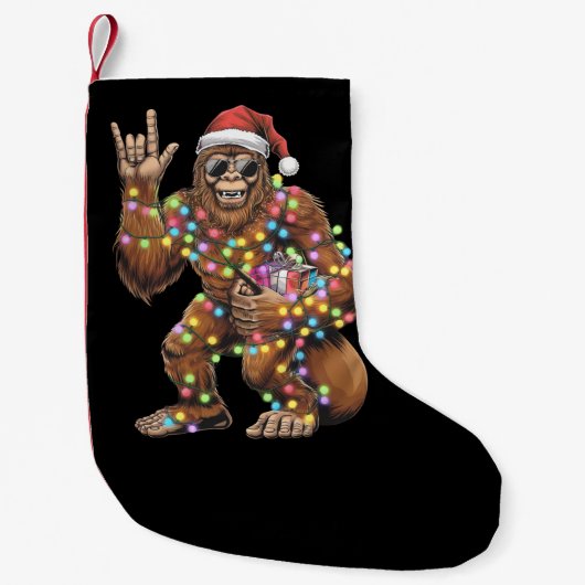 Santa Bigfoot Christmas Lights Rock Funny Kleine Kerstsok (Voorkant)