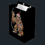 Santa Bigfoot Christmas Lights Rock Funny Medium Cadeauzakje<br><div class="desc">Santa Bigfoot Kerstverlichting Rock Grappige Sasquatch Geloof</div>