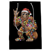 Santa Bigfoot Christmas Lights Rock Funny Medium Cadeauzakje (Voorkant)