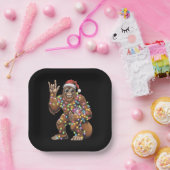 Santa Bigfoot Christmas Lights Rock Funny Papieren Bordje (Feest)