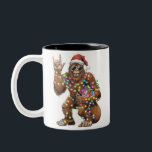 Santa Bigfoot Christmas Lights Rock Funny Tweekleurige Koffiemok<br><div class="desc">Santa Bigfoot Kerstverlichting Rock Grappige Sasquatch Geloof</div>