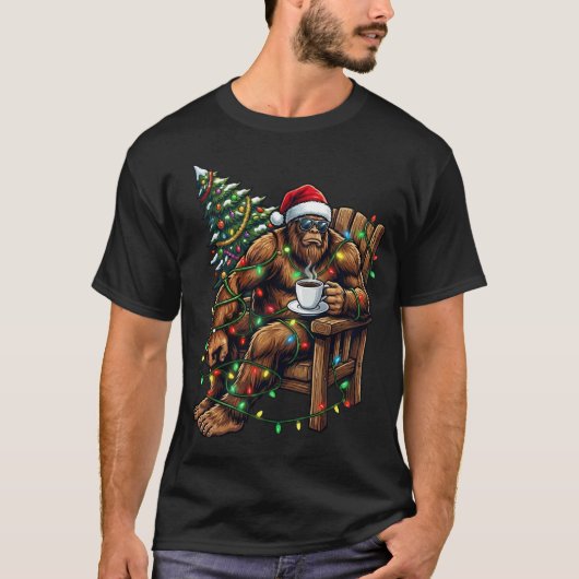 Santa Bigfoot Drinking Coffee Christmas Tree Xmas  T-shirt (Voorkant)