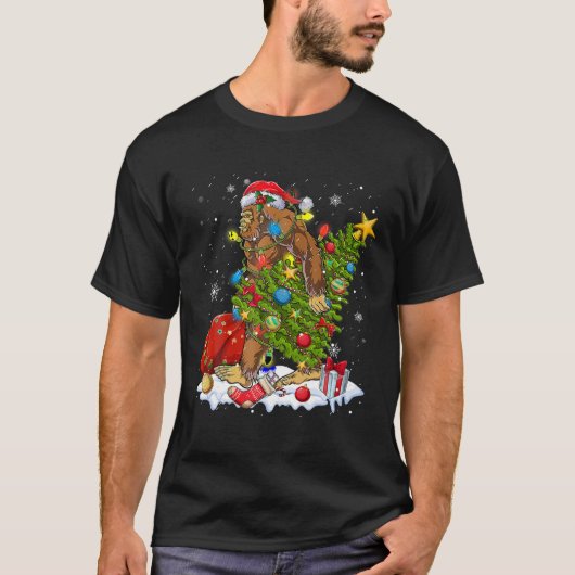 Santa Bigfoot Kerstboom Lichten Grappige Bigfoot T-shirt (Voorkant)