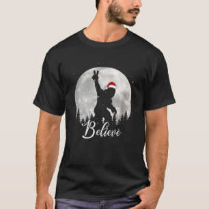 Santa Bigfoot Kerstrock Funny Believe Xmas T-shirt