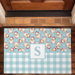 Santa Blue Gingham Monogrammed Christmas Deurmat<br><div class="desc">Verwelkom uw gasten in feestelijke stijl met deze kerstman monogram kerstdeurmat. Deze deurmat is voorzien van een charmant retro Santa-ontwerp in combinatie met een klassiek blauw ginghampatroon en kan met uw initiaal worden gepersonaliseerd voor een unieke vakantietoets. Voeg een nostalgische en warme groet toe aan uw entree, waardoor deze perfect...</div>