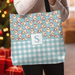 Santa Blue Gingham Monogrammed Christmas Tote Bag<br><div class="desc">Voeg een persoonlijk tintje toe aan uw vakantiestijl met deze Santa Claus monogrammed canvas tas. Met een prachtig retro Santa-ontwerp in combinatie met een klassiek blauw ginghampatroon, kan deze canvas tas worden aangepast aan uw initiaal, waardoor het een uniek en feestelijk accessoire is. Ideaal voor vakantiegangers, het dragen van geschenken,...</div>