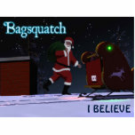 Santa Claus - Bagsquatch Fotobeeldje Magneet<br><div class="desc">Geloof je in de kerstman? Een afbeelding van de kerstman, naar het voorbeeld van de stakende Sasquatch van de film Patterson-Gimlin. De tekst "Bagsquatch" staat ook samen met de aanpasbare tekst "I GELEVE". Bagsquatch, ook bekend als Bigbag, is een ongrijpbare figuur die over het algemeen slechts op één nacht in...</div>