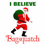 Santa Claus - Bagsquatch Fotobeeldje Magneet<br><div class="desc">Geloof je in de kerstman? Een afbeelding van de kerstman, naar het voorbeeld van de stakende Sasquatch van de film Patterson-Gimlin. De tekst "Bagsquatch" staat ook samen met de aanpasbare tekst "I GELEVE". Bagsquatch, ook bekend als Bigbag, is een ongrijpbare figuur die over het algemeen slechts op één nacht in...</div>