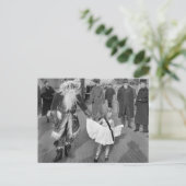 Santa Claus en Little Girl op Deck, 1925 Feestdagenkaart (Staand voorkant)