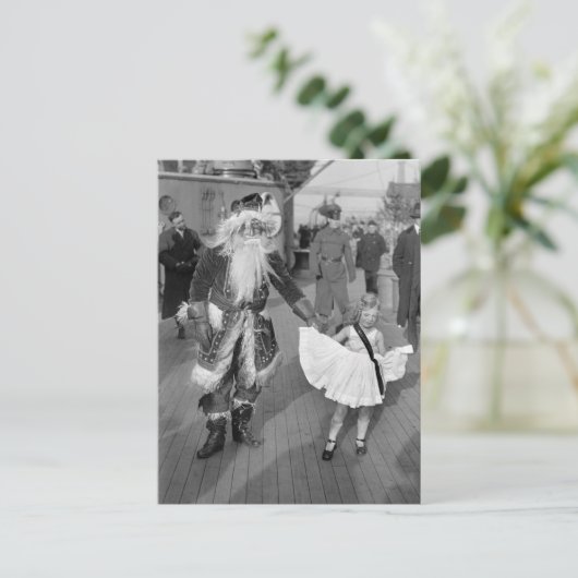 Santa Claus en Little Girl op Deck, 1925 Feestdagenkaart (Staand voorkant)