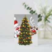 Santa claus en rendier achter een kerstboom.j briefkaart (Staand voorkant)