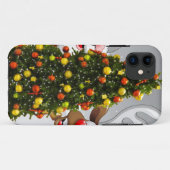 Santa claus en rendier achter een kerstboom.j Case-Mate iPhone case (Achterkant (horizontaal))