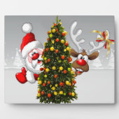 Santa claus en rendier achter een kerstboom.j fotoplaat (Voorkant)