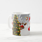 Santa claus en rendier achter een kerstboom.j koffiemok (Voorkant links)