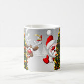 Santa claus en rendier achter een kerstboom.j koffiemok (Center)