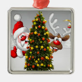Santa claus en rendier achter een kerstboom.j metalen ornament (Voorkant)