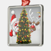 Santa claus en rendier achter een kerstboom.j metalen ornament (Links)