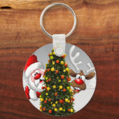 Santa claus en rendier achter een kerstboom.j sleutelhanger (Voorkant)