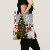Santa claus en rendier achter een kerstboom.j tote bag (Dichtbij)