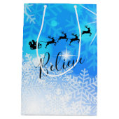 Santa Claus en zijn vliegende rendiertje - Geloof Medium Cadeauzakje (Achterkant)