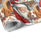 Santa Claus Holding Brittany Spaniel Christmas Art Cadeaupapier (Rol Hoek)