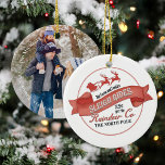 Santa Claus Kerstfoto gepersonaliseerd Keramisch Ornament<br><div class="desc">Dit ontwerp is voorzien van een vintage kerstfoto-ornament,  met de Noordpool,  de Kerstman en een schattig rendier,  ideaal voor een familiefoto,  met een feestelijk vakantiedecor,  slee ritten thema en retro typografie script,  in rood en wit,  een klassiek bordontwerp</div>