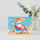 Santa Claus Ontspannen op een tropisch strand Zonn Feestdagenkaart (Staand voorkant)