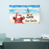 Santa Claus ontspannen op het kerststrand in juli Spandoek (Beurs)