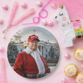 Santa Claus Trump met het rode MAGA-Pet Papieren Bordje (Feest)