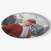 Santa Claus Trump met het rode MAGA-Pet Papieren Bordje (Gekanteld)