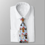 Santa Dachshunds Schattige Wiener Dogs Christmas Stropdas<br><div class="desc">Voeg wat feestvreugde toe aan je garderobe met deze feestelijke stropdas met een kleurrijke verscheidenheid aan wienerhonden in rode kerstmutsen. Piebald, rood, zwart & tan, merle dapple, chocolade en Engelse crème Dachshunds. Of u nu op weg bent naar het kerstfeest van de kantoor of naar een plechtiger feestdag, deze bijzondere...</div>