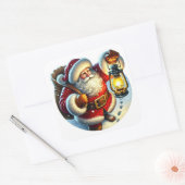 Santa die 's nachts door de sneeuw wandelt vierkante sticker (Envelop)