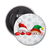 Santa en Elf Cute en grappige tekenaars die naar d Button Flesopener (Voorkant)