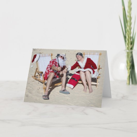Santa en mevrouw Claus maken selfie op het strand Feestdagen Kaart (Voorkant)