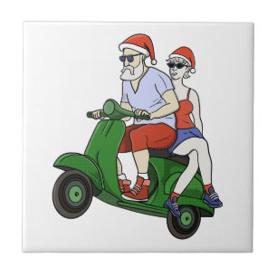 Santa en mevrouw Claus rijden op een scooter Tegeltje