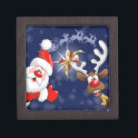 Santa en Reindeer Merry Christmass Happy Cartoon Premium Bewaar Doosje<br><div class="desc">"Ho Ho Ho! Kerstmis is hier! Vrolijk kerstman voor iedereen!" Fijne en Cute Santa met duim omhoog,  die Kerstmis vieren met zijn Boeddy,  de Funny Reindeer - Cartoon Characters. Ontwerp onder exclusieve © BluedarkArt.</div>