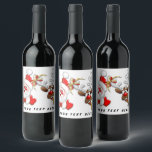 Santa en Reindeer Merry Christmass Happy Cartoon Wijn Etiket<br><div class="desc">"Ho Ho Ho! Kerstmis is hier! Vrolijk kerstman voor iedereen!" Fijne en Cute Santa met duim omhoog,  die Kerstmis vieren met zijn Boeddy,  de Funny Reindeer - Cartoon Characters. Ontwerp onder exclusieve © BluedarkArt.</div>