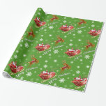 Santa- en Slaappapier. Glanzend groen rood Cadeaupapier<br><div class="desc">Santa & Slaappapier.Glanzend rood en groen cadeautje.
Een atmosferische illustratie van Santa en Rudolph die een cadeau-beladen slee trekken terwijl ze door de sneeuwige kerstskies springen.
Digitaal geschilderd in Photoshop.</div>