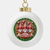 Santa & Gnome Cheer" - Feestelijke Kerst Keramische Bal Ornament (Voorkant)