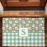 Santa Green Gingham Monogrammed Christmas Deurmat<br><div class="desc">Verwelkom uw gasten in feestelijke stijl met deze kerstman monogram kerstdeurmat. Met een charmant retro Santa-ontwerp in combinatie met een klassiek groen ginghampatroon, kan deze deurmat worden gepersonaliseerd met uw initiaal voor een uniek vakantiegevoel. Voeg een nostalgische en warme groet toe aan uw entree, waardoor deze perfect is voor het...</div>