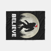Santa Hat Bigfoot Believe Christmas Lights Rock Sa Fleece Deken (Voorkant (Horizontaal))
