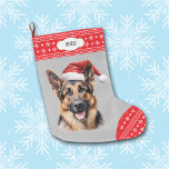 Santa Hat Duitse Herder Hond Sneeuwvlok Grens Grote Kerstsok<br><div class="desc">De voorkant van deze Holiday kous shows een afbeelding van een prachtige Duitse herdershond met een kerstmuts. Het afbeelding is geplaatst op een zilvergrijze achtergrond, en de teen- en bovenrand zijn een rood-wit sneeuwvlokpatroon. Op de bovenste rand staat een wit label met uw aangepaste tekst in donkergrijs. De achterkant van...</div>
