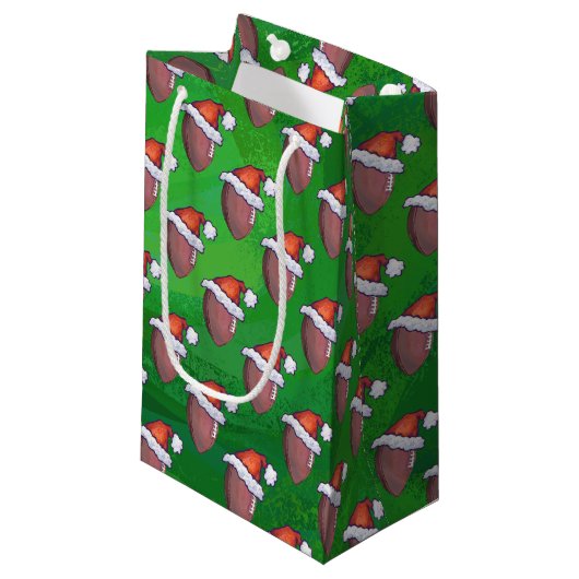 Santa Hat Football op groen Klein Cadeauzakje (Voorkant Gekanteld)
