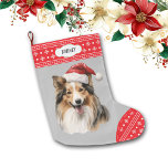 Santa Hat Shetland Sheepdog Snowflake Border Grote Kerstsok<br><div class="desc">De voorkant van deze Holiday kous shows een afbeelding van een Shetland Sheepdog met een kerstmuts. Het afbeelding is geplaatst op een zilvergrijze achtergrond, en de teen- en bovenrand zijn een rood-wit sneeuwvlokpatroon. Op de bovenste rand staat een wit label met uw aangepaste tekst in donkergrijs. De achterkant van de...</div>
